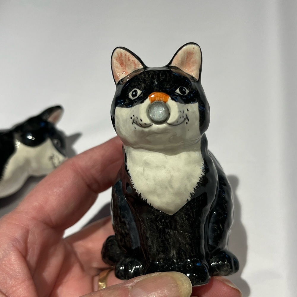 EUC Vintage Pair of Black Cat Magnetic salt and pepper shakers - Picture 7 of 16